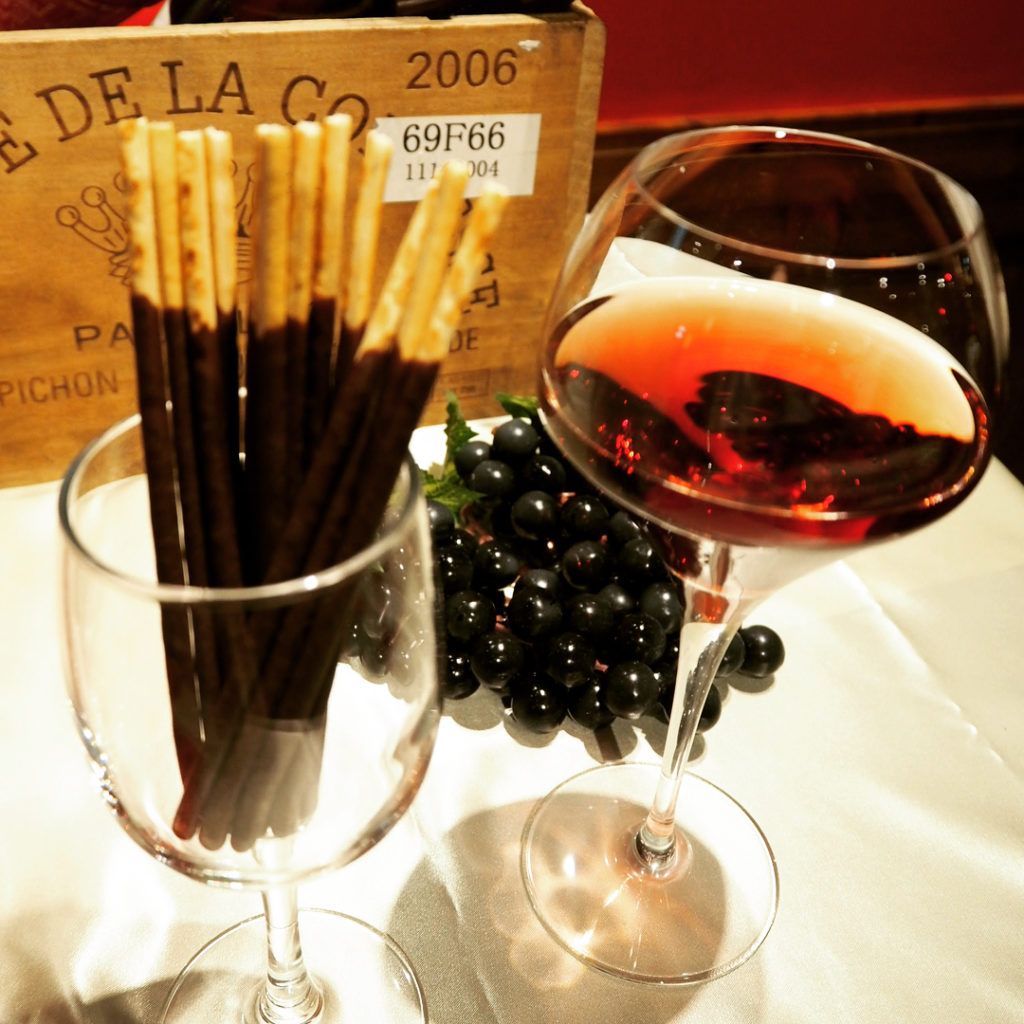 ワインと合うポッキー6種類!ポッキーチョコレートやつぶつぶいちごポッキーをワインのおつまみに!